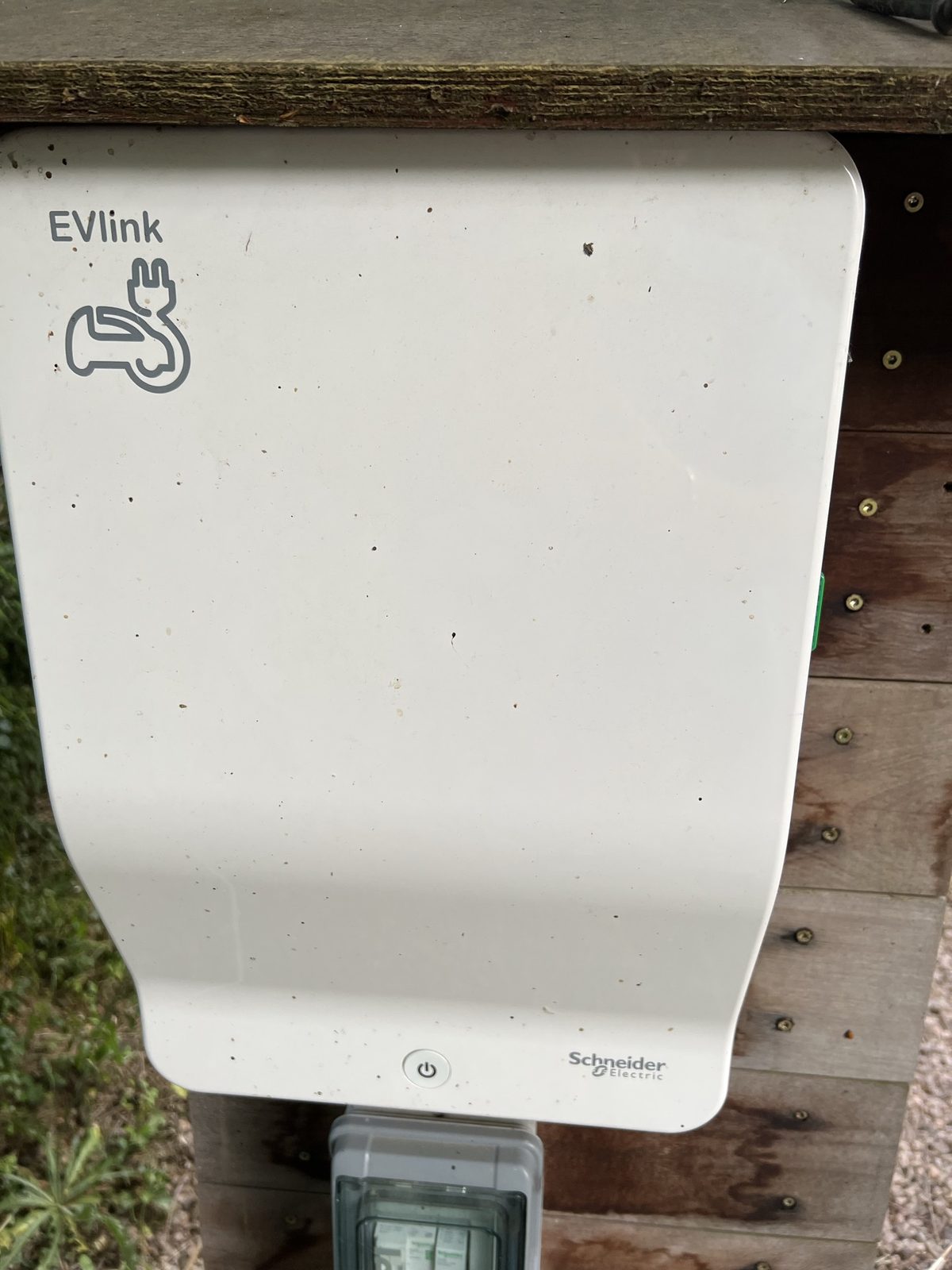 Borne de recharge Schneider EVlink installée en extérieur