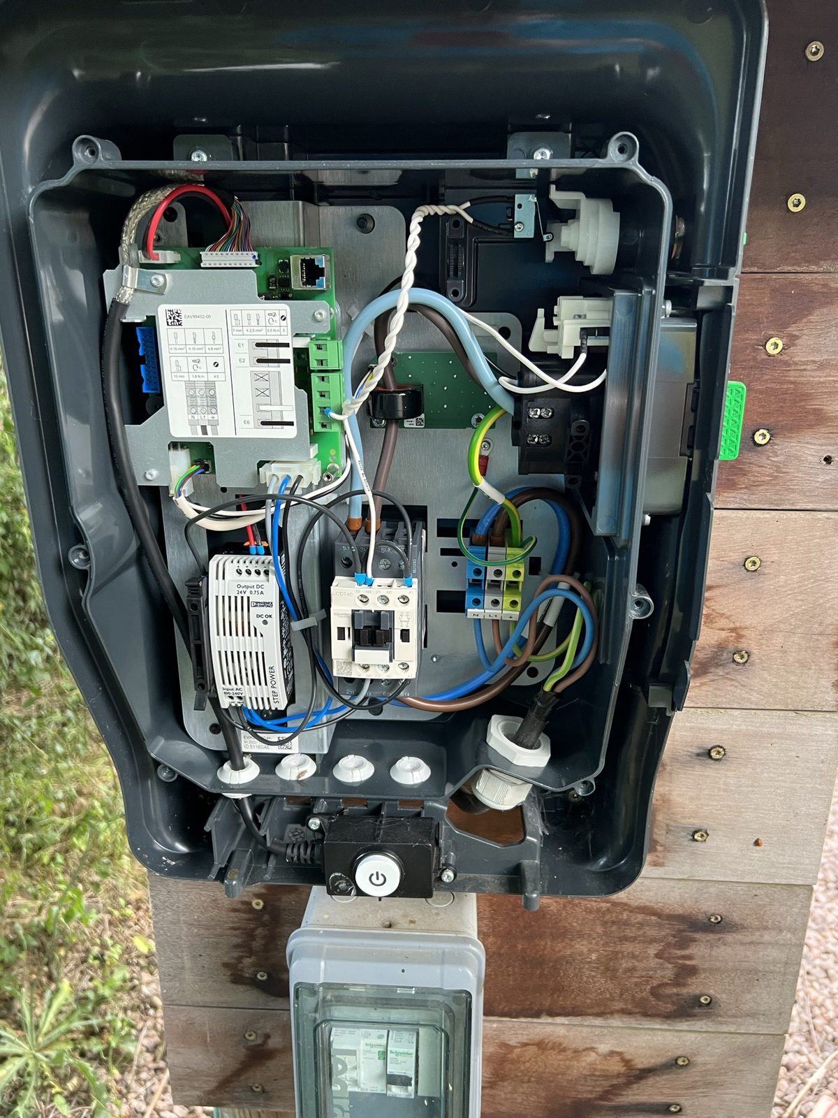 Intérieur câblage de la borne Schneider EVlink
