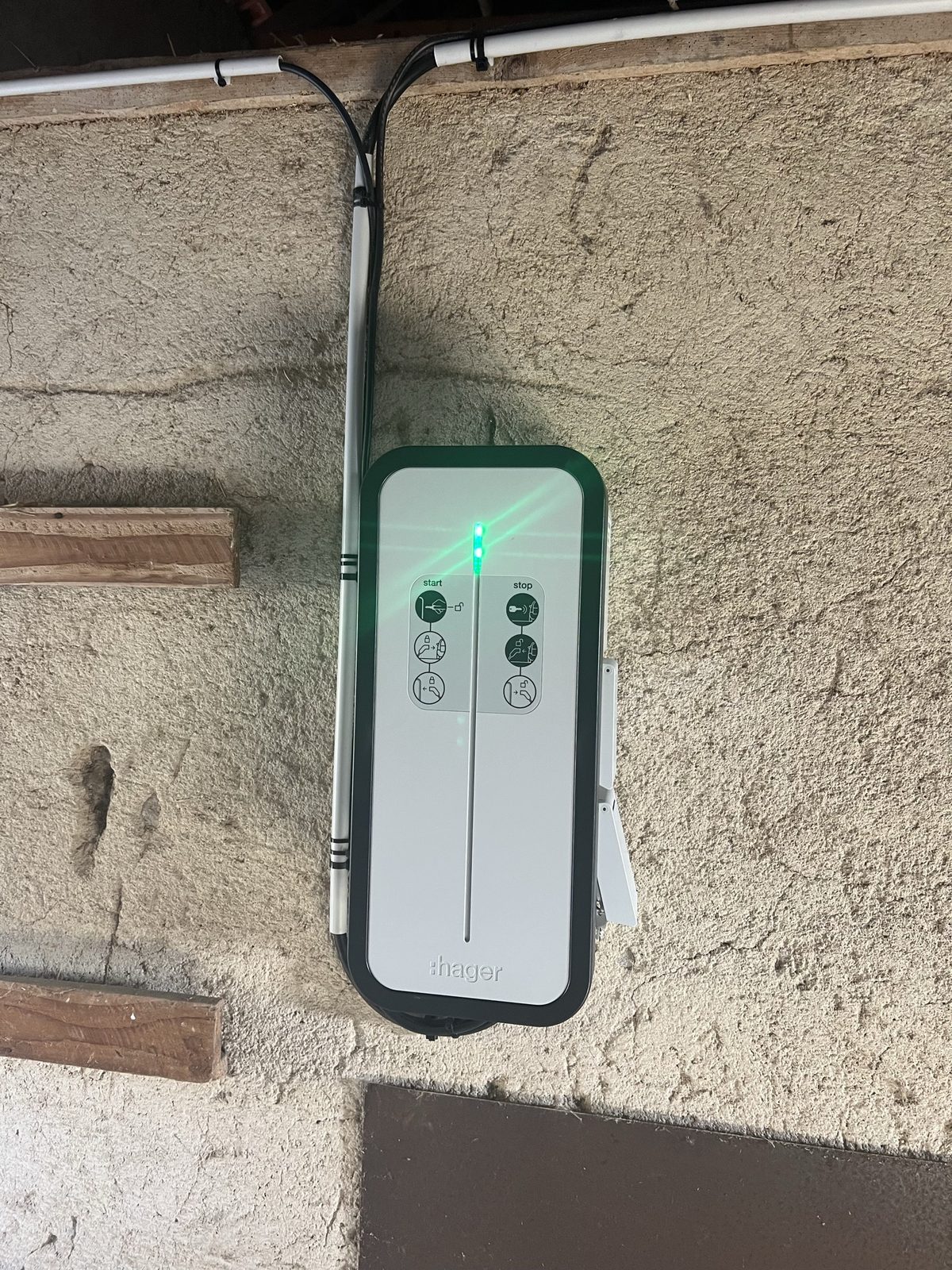 Borne de recharge Hager Witty avec LED verte
