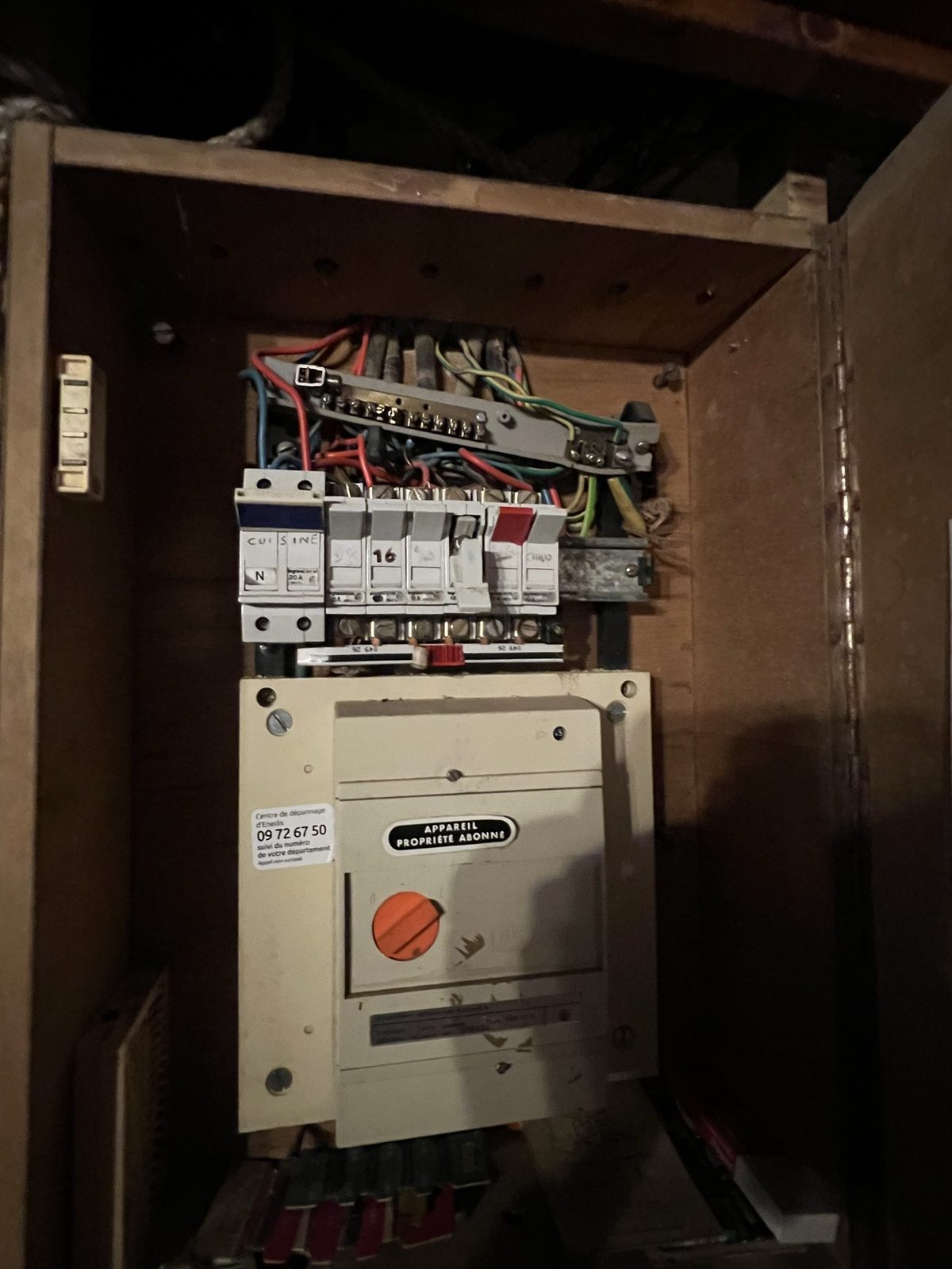 Ancien tableau électrique avant rénovation — installation vétuste, fusibles obsolètes, câblage non conforme